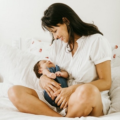 ostéopathie et périnatalité : jeune maman avec son bébé